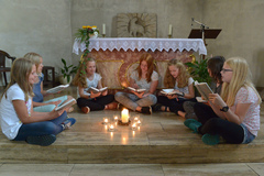 Inhaltliche Bausteine für ein (vor-)weihnachtliches Ministrantentreffen Inhaltliche Bausteine für ein (vor-)weihnachtliches Ministrantentreffen