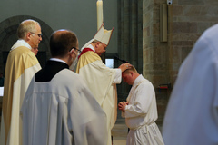 Priesterweihe von Lukas Mey im Osnabrücker Dom  : Bischof Franz-Josef Bode weihte Lukas Mey per Handauflegung im Osnabrücker Dom zum Priester. 