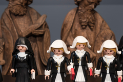 Letzte Blicke: eine PLAYMOBIL-Ausstellung im Diözesanmuseum: Kirche kindgerecht vermittelt, Foto: Angela von Brill Letzte Blicke: eine PLAYMOBIL-Ausstellung im Diözesanmuseum: Kirche kindgerecht vermittelt, Foto: Angela von Brill