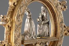 Kunst in Kürze: Der Bischofsstab von Paulus Melchers: In der Krümme des Bischofsstabes ist die Szene eines Bischofs in Anbetung einer thronenden Muttergottes mit Kind eingebettet.