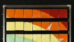 : Ausrichtung zum Licht - Hinwendung zum Menschen, Installation aus beweglichen Würfeln der Künstlerin Gabriele Bücker