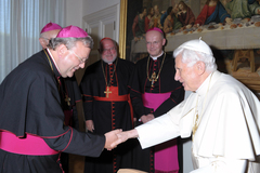 Bischof Franz-Josef Bode schließt sich Gebetsaufruf für Benedikt XVI. an: Papst Benedikt XVI. (rechts) 2011 mit Bischof Franz-Josef Bode 