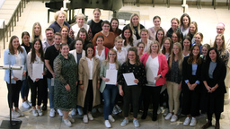 : Die Lehrkräfte nach der Missio-Verleihung mit Weihbischof Wübbe (hinten rechts). 