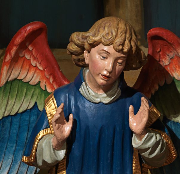 Ein besonders prachtvoller Engel bewacht das Jesuskind.