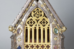 Kunst in Kürze: Die Reliquienschreine der Hll. Cordula und Permerius: Das gotische Maßwerk gibt den Blick frei auf die in kostbaren Stoffen gehüllten Reliquien.