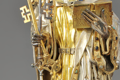 Kunst in Kürze: Die Reliquienstatuette des Hl. Petrus und die Agraffe: Die Reliquienstatuette des Hl. Petrus hält einen silbernen und einen goldenen Schlüssel in der Hand.