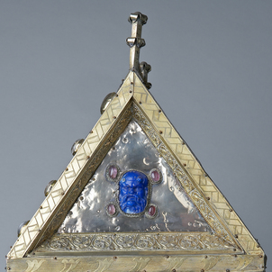 Kostbare Schätze aus der Antike – wie der blaue Satyrkopf – wurden an Reliquienschreinen häufig wiederverwendet und erhielten dabei eine neue Bedeutung