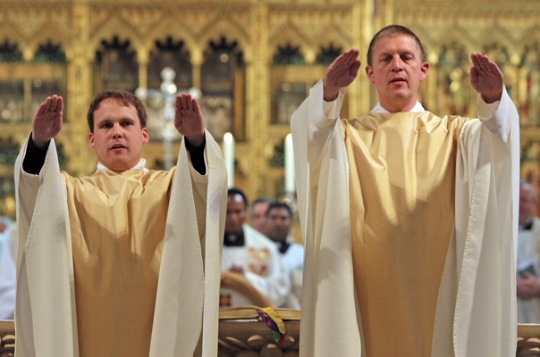 Kristian Pohlmann (links) und Thomas Wirp wurden am Samstag im Osnabrücker Dom zu Priestern geweiht.