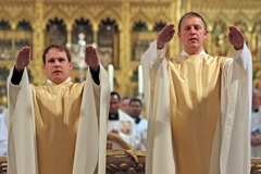 Kristian Pohlmann und Thomas Wirp zu Priestern geweiht: Kristian Pohlmann (links) und Thomas Wirp wurden am Samstag im Osnabrücker Dom zu Priestern geweiht.
