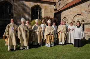 Bischof Bode (4. von links) mit einigen der Mitwirkenden am Gottesdienst.