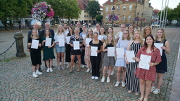 : Rückenwind für Ausbildung und Studium: Die Stipendiatinnen und Stipendiaten der Freiwilligendienste des Bistums Osnabrück. Zweite Reihe von links: Domkapitular Ulrich Beckwermert, Caritas-Vorstand Ansgar Bensmann, Sebastian Niemann, Leiter der Freiwilligendienste und Benedikt Kisters, Leiter des Jugendamtes im Bistum. 