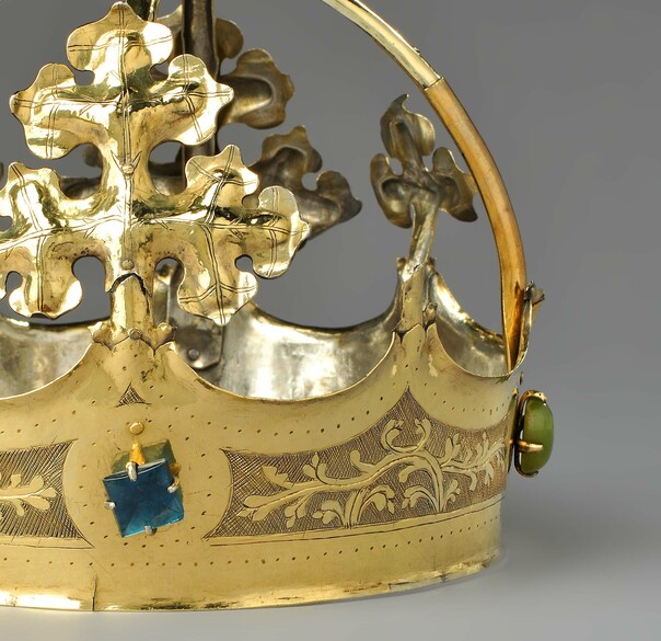 Als einziges Relikt der sog. Karlsaltertümer hat die prachtvolle Krone zumindest indirekt einen Bezug zu Karl dem Großen. Denn wahrscheinlich zierte sie eine nicht mehr erhaltene Karlsbüste.