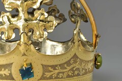 Kunst in Kürze: Die sog. Karlskrone: Als einziges Relikt der sog. Karlsaltertümer hat die prachtvolle Krone zumindest indirekt einen Bezug zu Karl dem Großen. Denn wahrscheinlich zierte sie eine nicht mehr erhaltene Karlsbüste.
