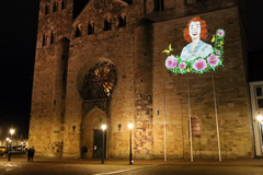 (un)sichtbare Bilder am Osnabrücker Dom : Die Domfassade mit einer Projektion