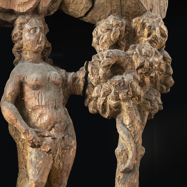 Auge in Auge mit der Schlange – der barocke Teil des Chorgestühls zeigt Adam und Eva beim Sündenfall
