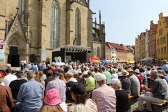Lautstark erschallt der Wunsch nach Frieden: Mehr als 1500 Menschen nahmen am Abschlussgottesdienst des Ökumenischen Kirchentages von Stadt und Region Osnabrück auf dem Marktplatz in Osnabrück teil.